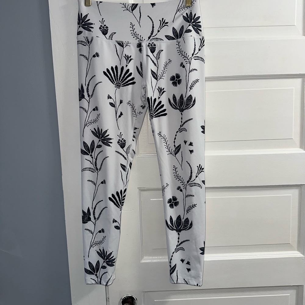 White and black floral print athletic leggings